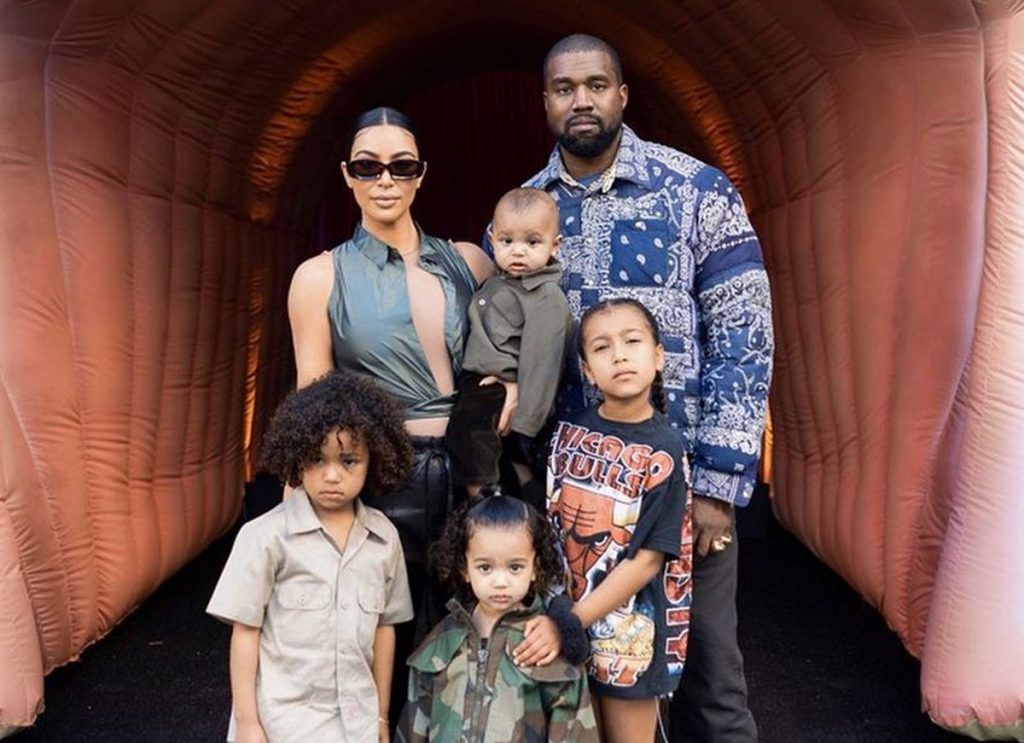 Kim Kardashian pede que Kanye West aceite que o casamento deles terminou